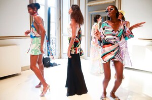 Emilio-Pucci-RTW-SS19-Milan-8447-1537451887.thumb.jpg.893692dca7a318964b719b4a4d92ee29.jpg
