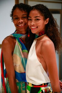 Emilio-Pucci-RTW-SS19-Milan-8818-1537453092.thumb.jpg.e7ff211c030106eeb76af558b3289f62.jpg