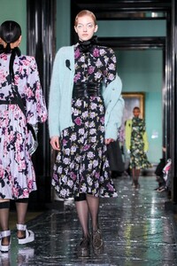 Erdem-RTW-FW20-London-1708-1581939252.thumb.jpg.5a8dcfb1a0ca7ec806166590c01cec4b.jpg