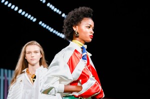 Escada-RTW-SS19-New-York-2937-1536518441.thumb.jpg.06b1121623315791c26f97aec7843199.jpg