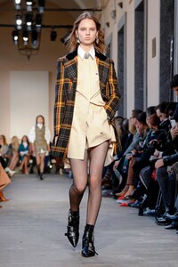 Etro-RTW-FW19-Milan-0914-1550846505.thumb.jpg.e9be1d2c0fe647eb004d88829aba3a56.jpg