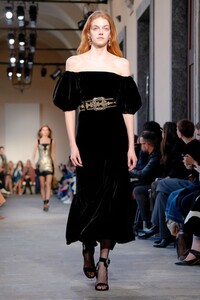 Etro-RTW-FW19-Milan-1013-1550846707.thumb.jpg.94c2b6e15ac2a948f6deecdad720f306.jpg