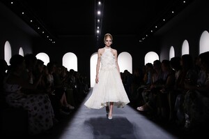 Fendi-Couture-FW18-Paris-2-43-1528051270.thumb.jpg.81030f5eaa9f743bb3f6f0691227c524.jpg