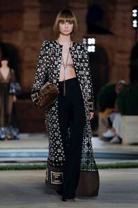 Fendi-HC-FW19-Rome-5409-1562271447.thumb.jpg.08e397f12756146efa2ec08cc90c2baa.jpg