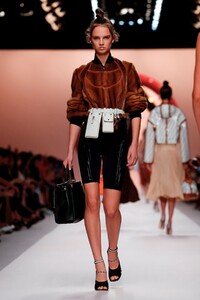 Fendi-RTW-SS19-Milan-3304-1537445490.thumb.jpg.3c75122f77a5061ad8ba87f7cabbde9e.jpg