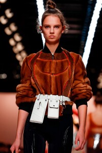 Fendi-RTW-SS19-Milan-3306-1537445494.thumb.jpg.791645952ddc69e0475015e598b1107f.jpg