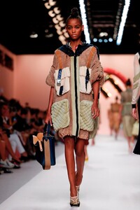Fendi-RTW-SS19-Milan-3446-1537445680.thumb.jpg.22e608535716f8e9a0b7561f262e7c87.jpg