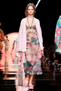 Fendi-RTW-SS20-Milan-3952-1568898502.thumb.jpg.3a66e6661458dbf4d46abb8ac66f8737.jpg