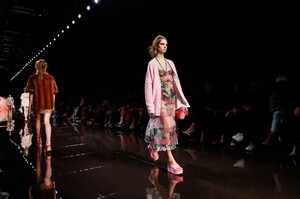 Fendi-Ready-To-Wear-SS20-Milan-19506-1568898369.thumb.jpg.504d276d9aa9204b11a87da3ec179aeb.jpg