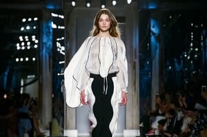 Genny-RTW-SS19-Milan-7850-1537435313.thumb.jpg.71dfdfe90132fe81ba52fec993dc0b95.jpg