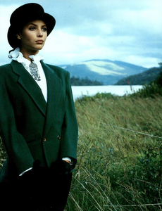 Giacca_Bailey_Vogue_Italia_September_1987_01_02.thumb.png.20fa0ad3149f31934952a53fad453871.png