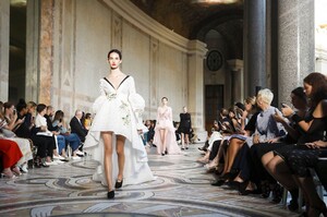 Giambattista-Valli-Couture-FW17-Paris-0702-1499112023.thumb.jpg.fc4957cfd8bf5d0356c7da3346c0b05d.jpg