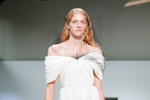 Giambattista-Valli-Couture-FW18-Paris-4622-1530563139.thumb.jpg.9b66ef800d548753d5d86941a33f29c9.jpg