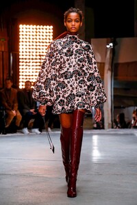 Giambattista-Valli-RTW-FW18-Paris-0531-1520255538.thumb.jpg.4a09b06f79e1aaea6b2864980101173d.jpg