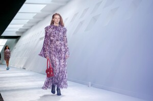 Giambattista-Valli-RTW-FW19-Paris-13468-1551708110.thumb.jpg.007b1da057eb2caf8f283a04d5651188.jpg