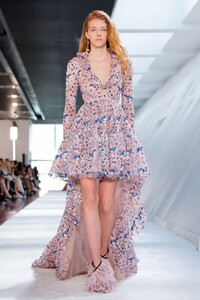 Giambattista-Valli-RTW-FW19-Paris-3438-1551708475.thumb.jpg.c3f37984c2b57405e03d79cf2fbb7be5.jpg