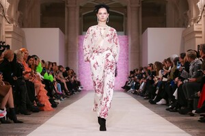 Giambattista-Valli-RTW-FW20-Paris-1076-1583157994.thumb.jpg.771e011052dc5da73558b657eacd5686.jpg