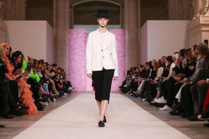 Giambattista-Valli-RTW-FW20-Paris-1572-1583158451.thumb.jpg.87aef65eb4bd0e032c354e23ef8efe5a.jpg