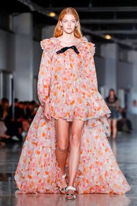 Giambattista-Valli-RTW-SS19-Paris-3658-1538399308.thumb.jpg.dca079e456ef74f95e3023a9e38a063f.jpg