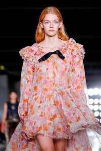 Giambattista-Valli-RTW-SS19-Paris-3661-1538399312.thumb.jpg.50df768e6c7cdc1c7fae7720501542b4.jpg