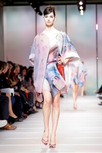 Giorgio-Armani-Prive-Couture-SS18-Paris-1266-1516731566.thumb.jpg.501ca13a7d1b9532c7f100b69b3aac26.jpg