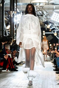 Helmut-Lang-RTW-SS18-New-York-4463-1505166376.thumb.jpg.27cdaea5ba7da46533a7c9ef39ab9254.jpg