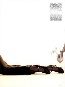 Hollywood_Glamour_Comte_Vogue_Italia_December_1994_04.thumb.png.f39297df62dbff0067413b1158396b39.png