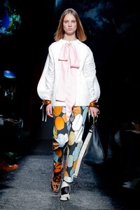 J-W-Anderson-Menswear-FW19-Paris-4475-1547644840.thumb.jpg.6233e9b3f650a7d44f76d4c1f9fe968d.jpg