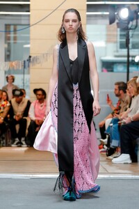 JW-Anderson-Men-SS20-Paris-1366-1560958323.thumb.jpg.a919fbca63818e0cc2e6bbd3032d1b4e.jpg