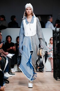 JW-Anderson-Men-Women-Women-RTW-SS19-London-6956-1537024516.thumb.jpg.ad881708e60219a4dd02c0fd3d97ea66.jpg