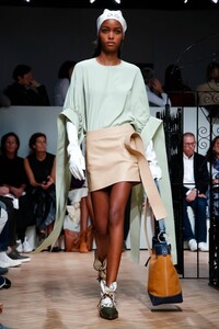 JW-Anderson-Men-Women-Women-RTW-SS19-London-7060-1537025453.thumb.jpg.64c387609a2abb9394c6d847a68ea2fd.jpg