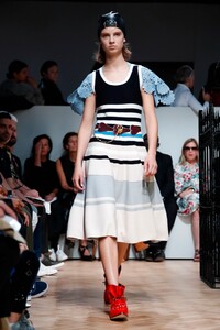 JW-Anderson-Men-Women-Women-RTW-SS19-London-7094-1537025541.thumb.jpg.e8ee0b6eacc72cbc23a45958ae03f139.jpg