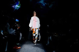 JW-Anderson-Menswear-FW19-Paris-4470-1547644837.thumb.jpg.bfd85dda24191a08373daf9c2785938b.jpg