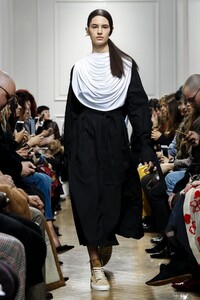 JW-Anderson-RTW-FW17-London-9365-1487434270.thumb.jpg.6089bcef7ac27189a881571ecbc9eddf.jpg