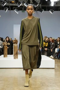 JW-Anderson-RTW-FW18-London-3018-1518862324.thumb.jpg.d35be7a3b0d86136de142175933812ee.jpg