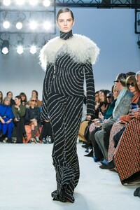 JW-Anderson-RTW-FW20-London-2412-1581945748.thumb.jpg.8b478fffec76eea9b087096360312d46.jpg