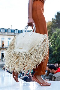 Jacquemus-RTW-SS19-Paris-1407-1537809346.thumb.jpg.7a5aef4bc8c4ed6c6cc867e972a0d906.jpg