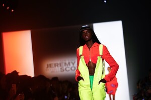 Jeremy-Scott-RTW-SS19-New-York-38016-1536291791.thumb.jpg.7dd51891d265420246609cc44aa11210.jpg