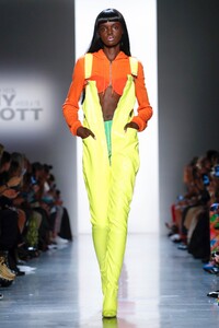 Jeremy-Scott-RTW-SS19-New-York-5688-1536285947.thumb.jpg.a6f215b48663b87a984cd8917770830d.jpg