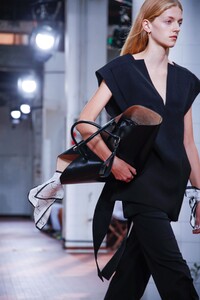 Jil-Sander-Men-Women-RTW-SS19-Milan-2301-1537365275.thumb.jpg.ea9b8bbc181105acb19b475ab9588329.jpg