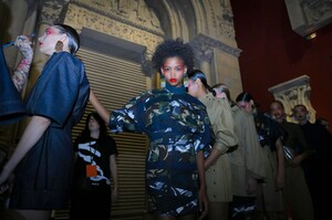 Kenzo-RTW-SS17-Paris-7543-1475611290.thumb.jpg.7f8525983998c5015b3c80018fc79f12.jpg