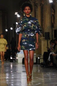 Kenzo-RTW-SS17-Paris-8914-1475607775.thumb.jpg.72933eba050f6858a56c96de9a0e0188.jpg