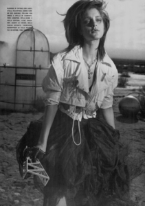 Lindbergh_Vogue_Italia_March_2005_09.thumb.png.9cf92e567aa825b651cb38a472f31819.png
