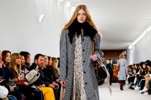 Loewe-RTW-FW18-Paris-4425-1519981502.thumb.jpg.2615b0c69f9b13cd3b445d8b5cd6450c.jpg