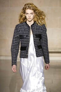 Louis-Vuitton-RTW-FW17-Paris-5529-1488909527.thumb.jpg.6a88f864b94b60aa3e84931a35f0472f.jpg