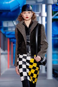 Louis-Vuitton-RTW-FW19-Paris-7465-1551807231.thumb.jpg.83e2791a33b62dae392f33f07029835c.jpg