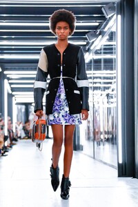 Louis-Vuitton-RTW-SS19-Paris-1040-1538512317.thumb.jpg.f1f10ee62ce551a75419da15c16df7cd.jpg