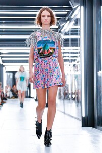 Louis-Vuitton-RTW-SS19-Paris-1048-1538512329.thumb.jpg.9f060c0300a6532b0385a48d682efed9.jpg