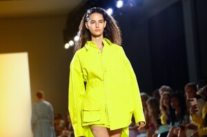 Matthew-Adams-Dolan-RTW-SS19-New-York-36893-1536287638.thumb.jpg.0db524099943b3ae5412f196c26cdf0b.jpg