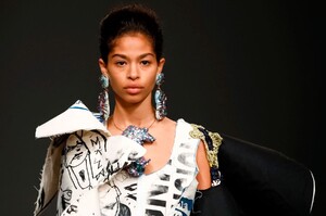 Matty-Bovan-RTW-SS19-London-2095-1536949018.thumb.jpg.d2acb6122924da014f7987559be3ccc5.jpg